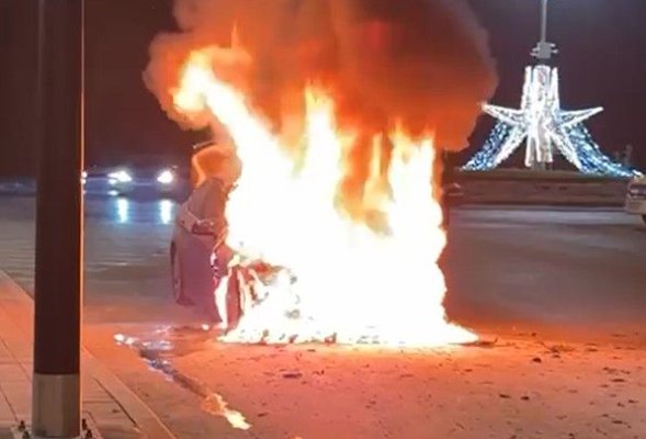 O mașină a ars ca o torță, în zona Auchan, la sensul giratoriu spre Cumpăna. Video