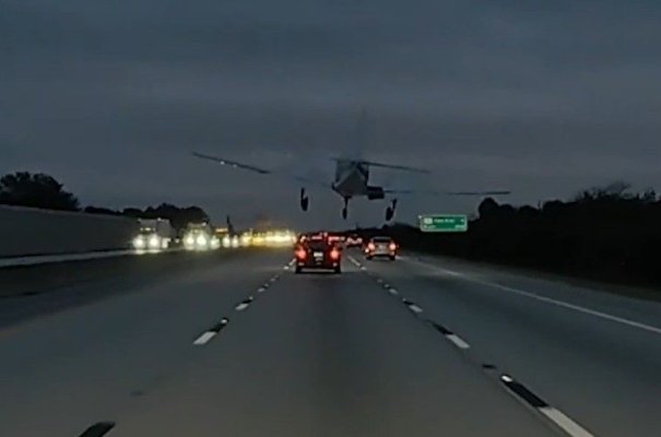 Un șofer din Florida s-a pomenit cu un avion de mici dimensiuni care a aterizat pe mașina lui. Video