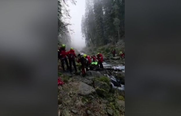 Un bărbat care s-a accidentat în Munţii Făgăraş a fost salvat, după o intervenţie care a durat 16 ore. Video