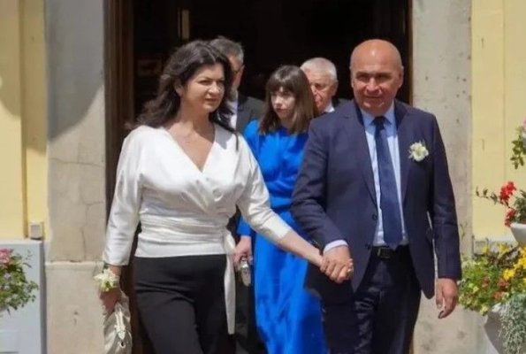 Bolojan își contrazice purtătoarea de cuvânt, după ce Dogioiu a spus că premierul s-a căsătorit