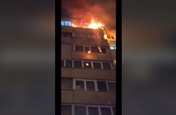 Explozie puternică, urmată de incendiu, într-un bloc din Brașov. Pompierii caută eventuale victime. Video