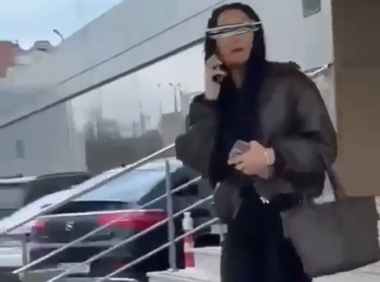 Bătaie în parcarea unui hotel: O nevastă înșelată i-a cărat amantei pumni, picioare și a turnat urină pe ea. Video