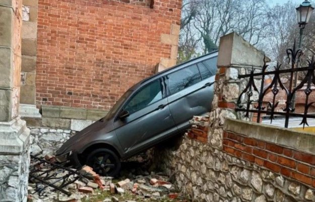 Un șofer mort de beat a intrat cu mașina într-o biserică veche de 700 de ani