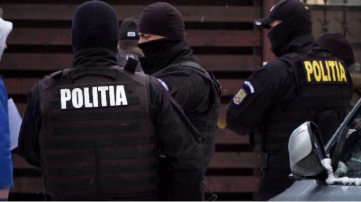 Percheziții la un bărbat care a făcut propagandă legionară şi a difuzat materiale cu caracter antisemit, pe un post de radio online
