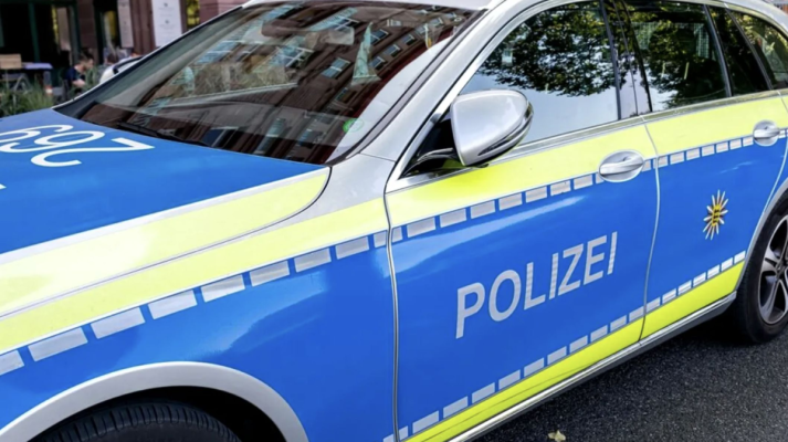 O mașină a intrat într-o stație de autobuz din Germania. Șoferul a fost reținut