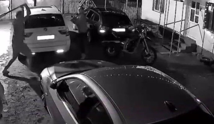 Un bărbat a intrat cu toporul într-o casă, a distrus două mașini și l-a atacat pe proprietar. Video