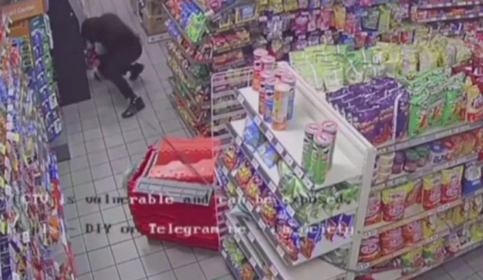 Jaf eșuat: Doi hoți au furat un bancomat dintr-un magazin, apoi l-au pierdut pe drum. Video
