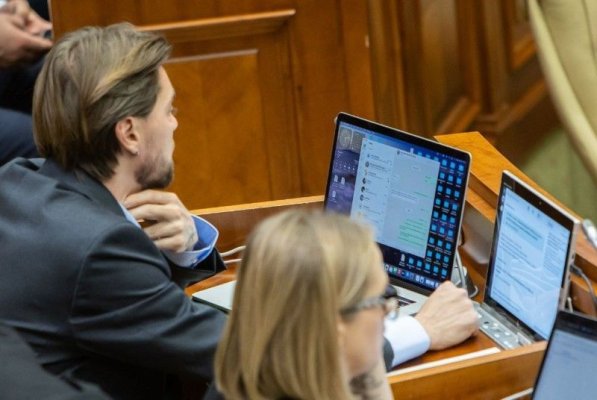 Un deputat a organizat „o beție“ chiar în timpul unei ședințe a Parlamentului