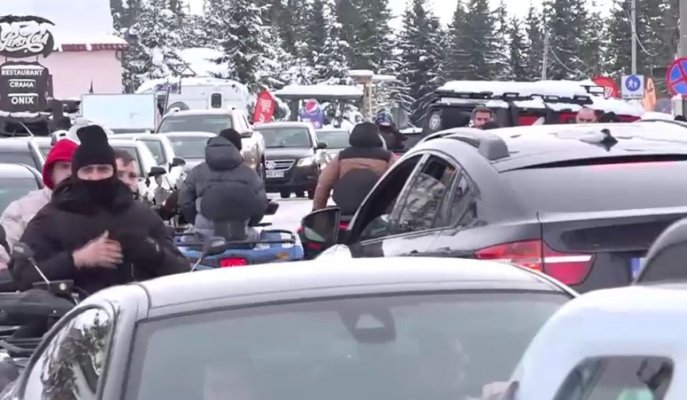 De Crăciun, sute de oameni au stat la coadă în mașini, bară la bară, în drum spre pârtii