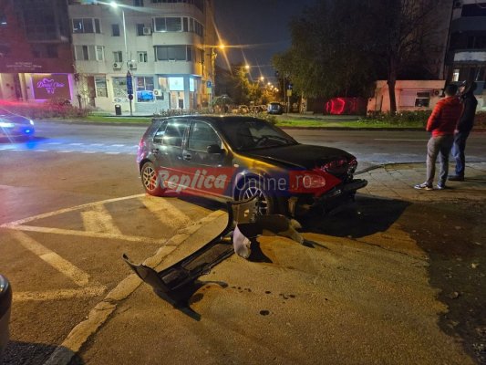 Coliziune între 2 autoturisme, pe bulevardul Mamaia, în zona Delfinariu. Video