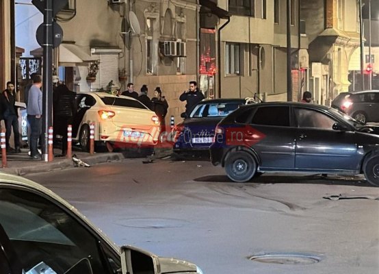 Două persoane au ajuns la spital, după o coliziune între mai multe mașini, pe strada Mihai Viteazu