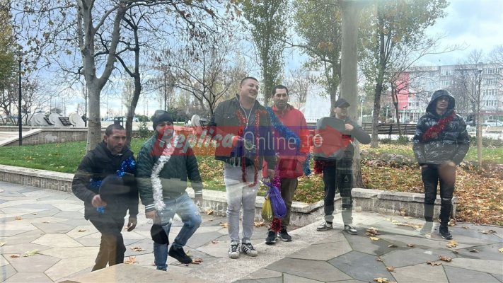 Pentru că nu are voce și nu știe versurile, Generația Y a ieșit la colindat... cu boxa! Video