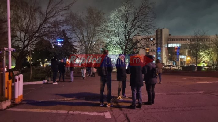 La protestul pentru independența Justiției, din fața Prefecturii Constanța, s-au adunat... câțiva oameni. Video