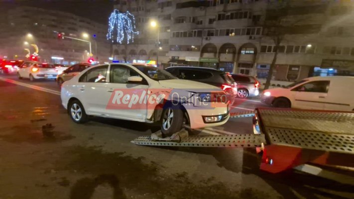 Coliziune între 2 autoturisme, în zona Trocadero. Video