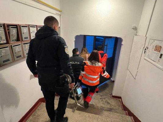 O femeie căzută în apartament a fost dusă la spital după ce Poliția i-a spart ușa