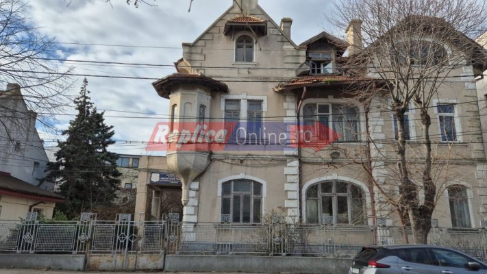 Clădirea în care a funcționat sediul Poliției Transporturi, situată într-un cartier de lux al Constanței, arată de toată jena! Video