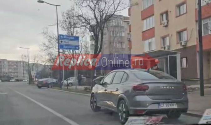 Cine le-o fi dat permisul?! Un șofer a parcat mașina în stația de autobuz, pe b.dul 1 Mai, altul în intersecție...ca să scoată bani de la bancomat VIDEO