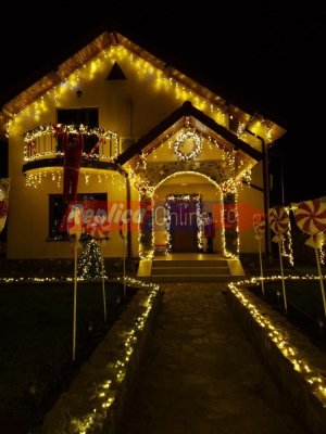 Cum și-a împodobit casa de Crăciun o familie din Tuzla și cât plătește pentru iluminatul festiv! Video 