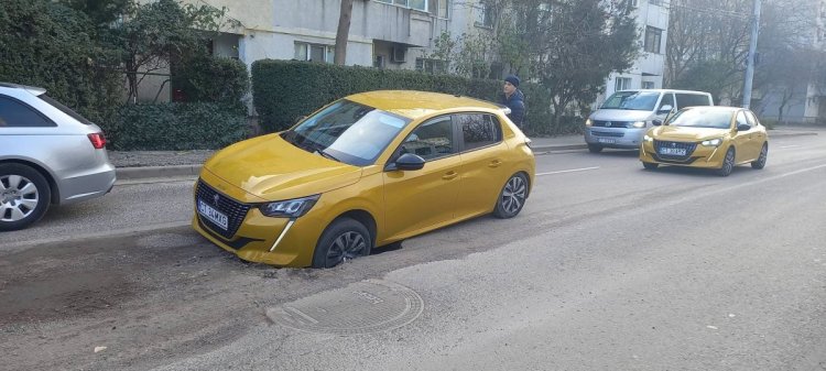 O mașină a fost „înghițită“ de o groapă, pe o stradă din Viile Noi. Video