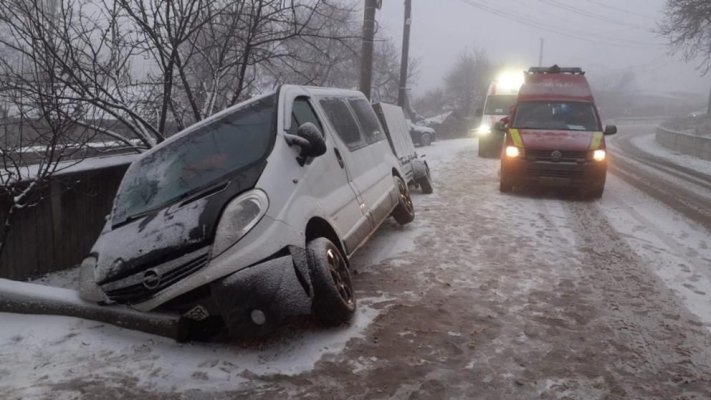 Accident grav: un microbuz cu 7 persoane s-a răsturnat într-un șant