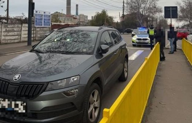 Un minor de 13 ani a fost lovit de o mașină, pe strada Cumpenei