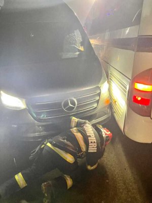 Accident în care au fost implicate un autocar cu 40 de elevi şi un microbuz