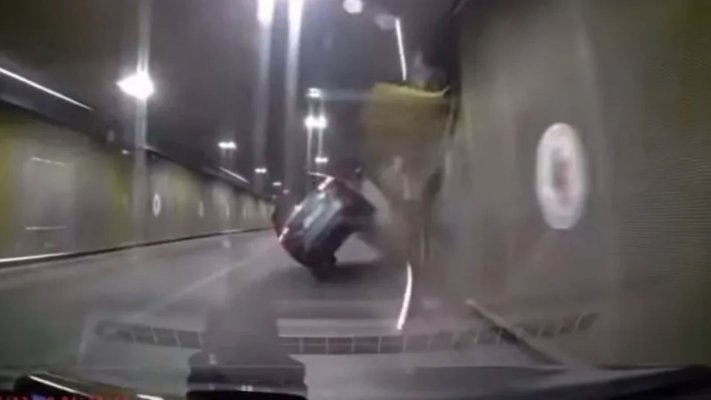 Accident spectaculos în Pasajul Unirii: O mașină a zburat după ce șoferul a făcut o manevră periculoasă