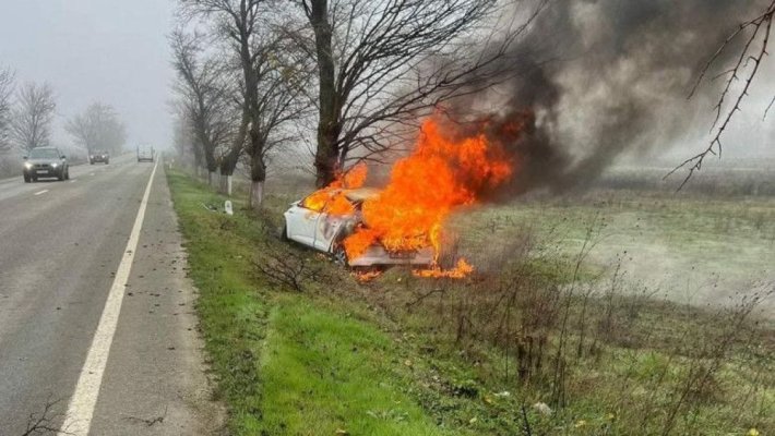 Un tânăr de 19 ani a murit după ce a intrat cu maşina în copac, iar autoturismul a luat foc