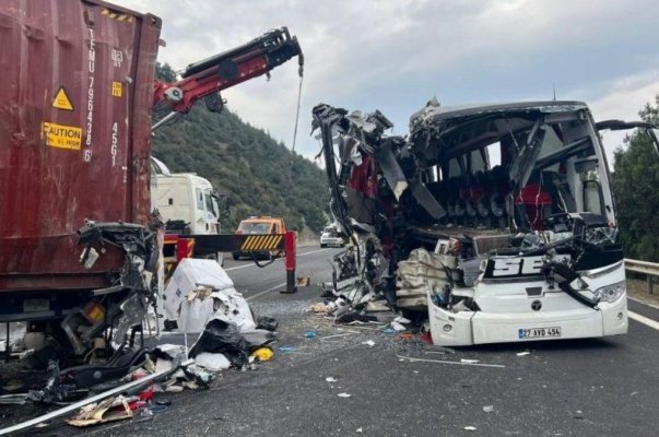 Tragedie pe o autostradă din Turcia: șapte morți și 11 răniți după coliziunea dintre un autobuz și un camion VIDEO