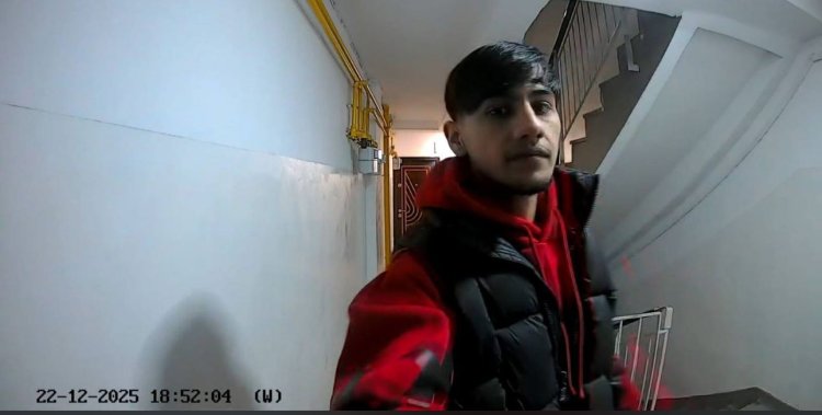 Supărați că nu au fost primiți la colindat... mai mulți tineri au vandalizat ușile locatarilor! Video