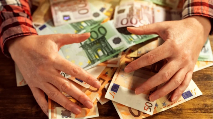 România își taie singură locul la masa Europei - Studenții construiesc sateliți, Guvernul blochează lansarea
