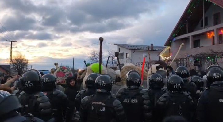 Bătaia tradițională de la Ruginoasa înăbușită de jandarmerie - Forțele de ordine au folosit spray lacrimogen