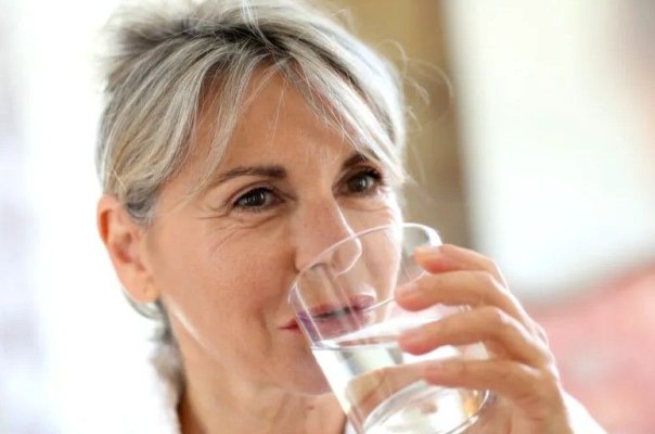 Apa din dozatoarele comerciale, sub semnul întrebării: Riscuri de contaminare microbiană