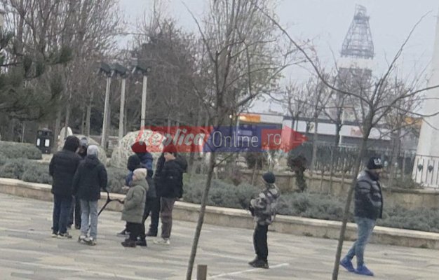 Îi vede cineva? Mai mulți copii se joacă periculos cu petardele, în parcul de la Far. Video