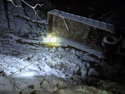Accident cumplit în Sibiu: Un camion s-a prăbușit într-o râpă de 170 de metri. Doi bărbați au murit