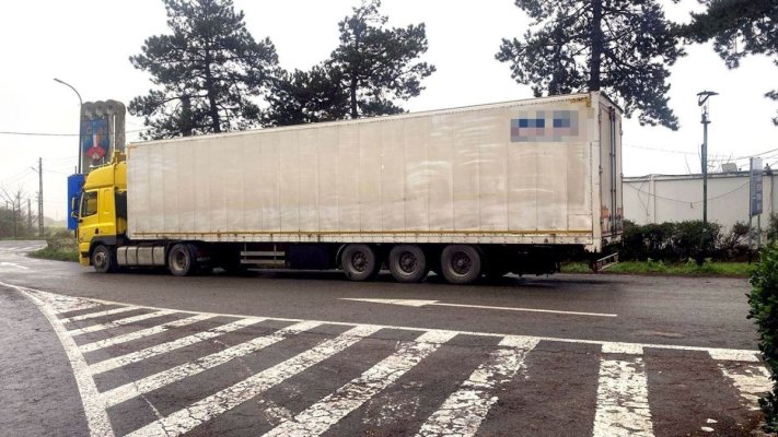 13 tone de textile contrafăcute au fost descoperite în remorca unui camion la Negru Vodă