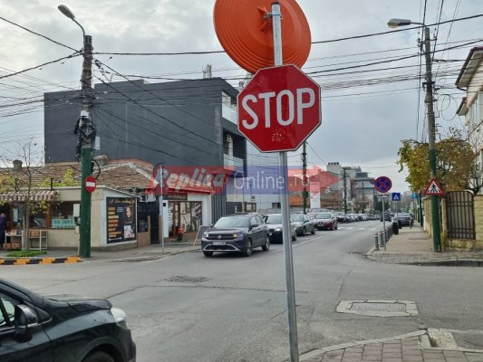 La intersecția străzilor Unirii cu Zorelelor din Constanța șoferii circulă după propriile reguli! Video  