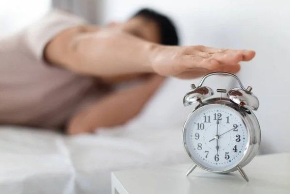Ce te face să te trezești înainte de a suna alarma: Ce se întâmplă în organism