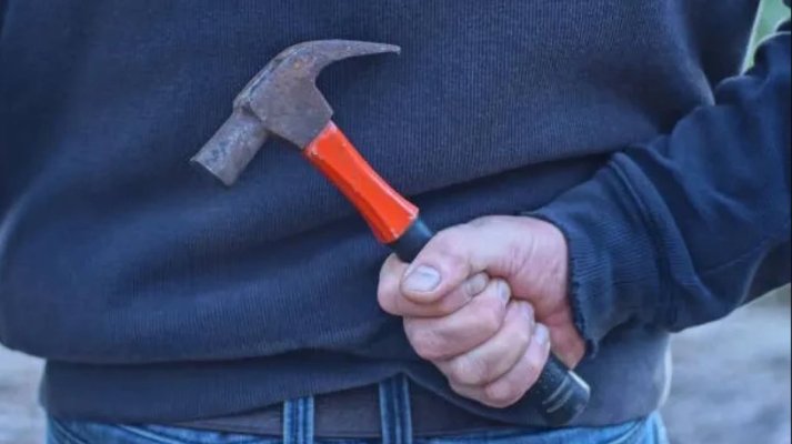 Un român a băgat spaima în francezi. Înarmat cu un ciocan, bărbatul a atacat călătorii din metrou