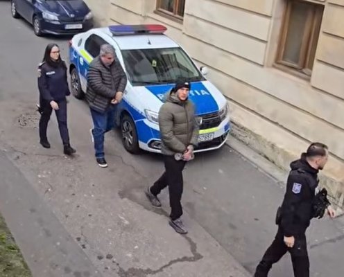 Un comisar-șef de poliție a fost prins în timp ce lua mită teancuri cu bani: săltat de procurori din mașina de serviciu! Video