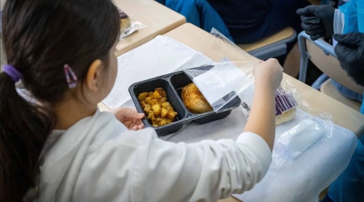 Un leu și jumătate în plus. Atât vrea să aloce Guvernul în plus la masa zilnică a elevilor