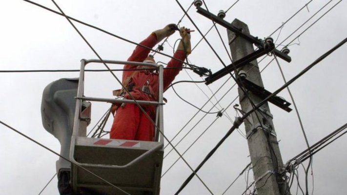 Curent tăiat în Prahova, după ce locuitorii nu au apă de 10 zile: mai multe localități au rămas fără electricitate