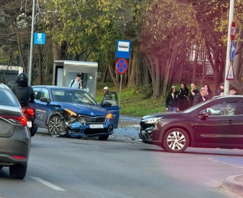 Accident între două autoturisme pe Bulevardul Mamaia din Constanța, zona Dolce Vita