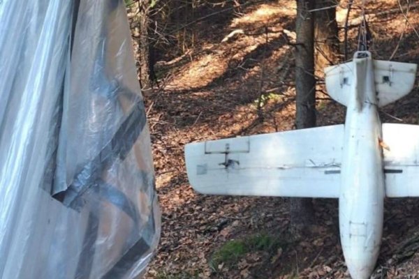 Dronă cu o parașută atașată de ea, găsită prăbușită într-o pădure din judeţul Argeş