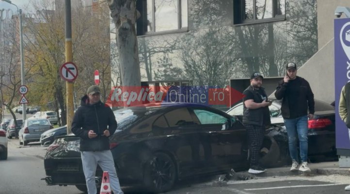 O șoferiță a intrat cu Mercedesul în pom... și apoi și-a scos plăcuțele de înmatriculare