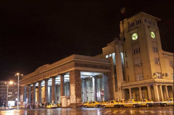 Un bărbat din Focșani a fost depistat pe acoperișul Gării de Nord