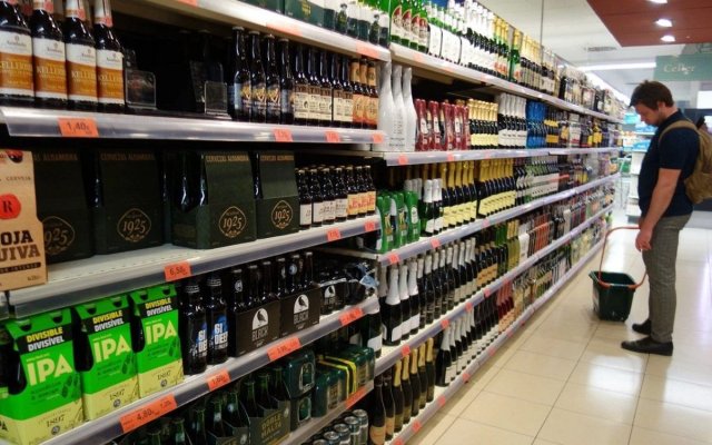 Statul își sacrifică propria vacă de muls. Ce se întâmplă cu economia, dacă accizele pe alcool cresc?!