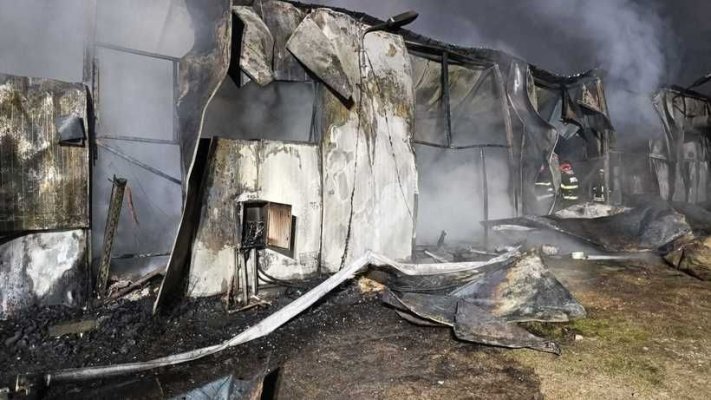 Incendiu puternic izbucnit la o hală. Focul se manifestă pe aproximativ 500 de metri pătraţi