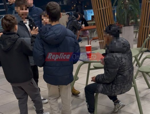 Mai mulți minori fumau, nu se știe ce, pe terasa unui mall din Constanța. Video 