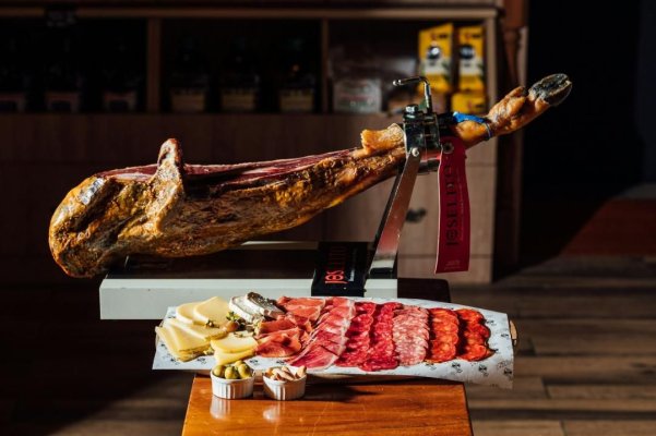 În multe familii, produsul vedetă pentru seri de sărbătoare este jamonul, apreciat pentru finețea lui discretă